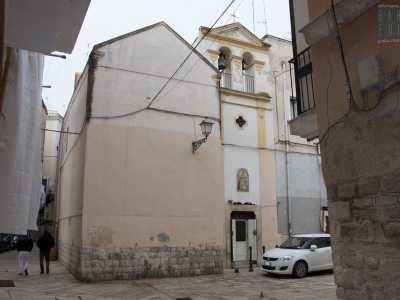 Su consiglio di Giovanni usciamo dall�edificio attraverso un accesso secondario, sbucando cos� sul retro. Da qui ammiriamo il basso campanile bianco e giallo